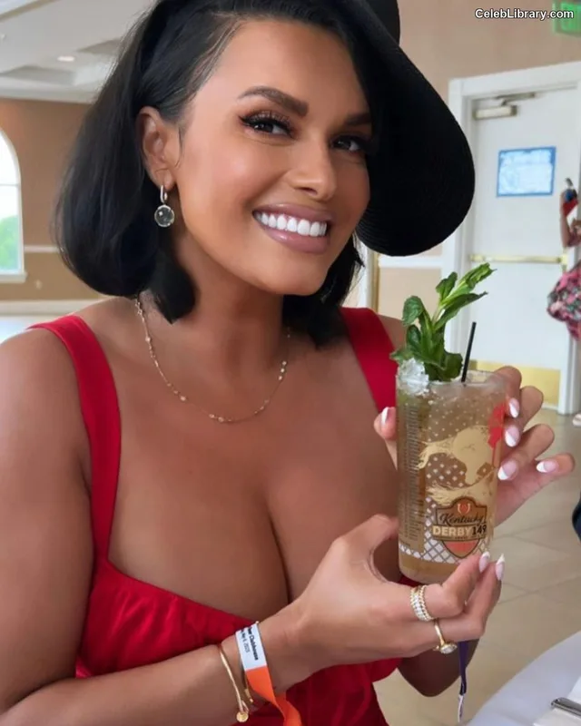 Joy Taylor photo 7 of 1109