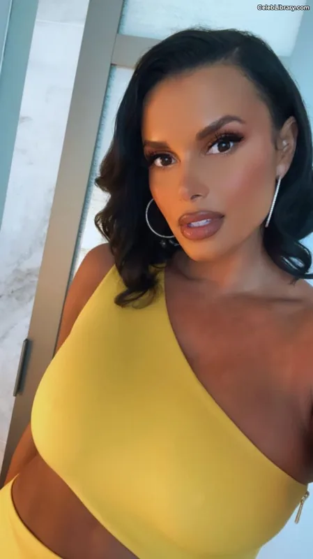 Joy Taylor photo 16 of 1109