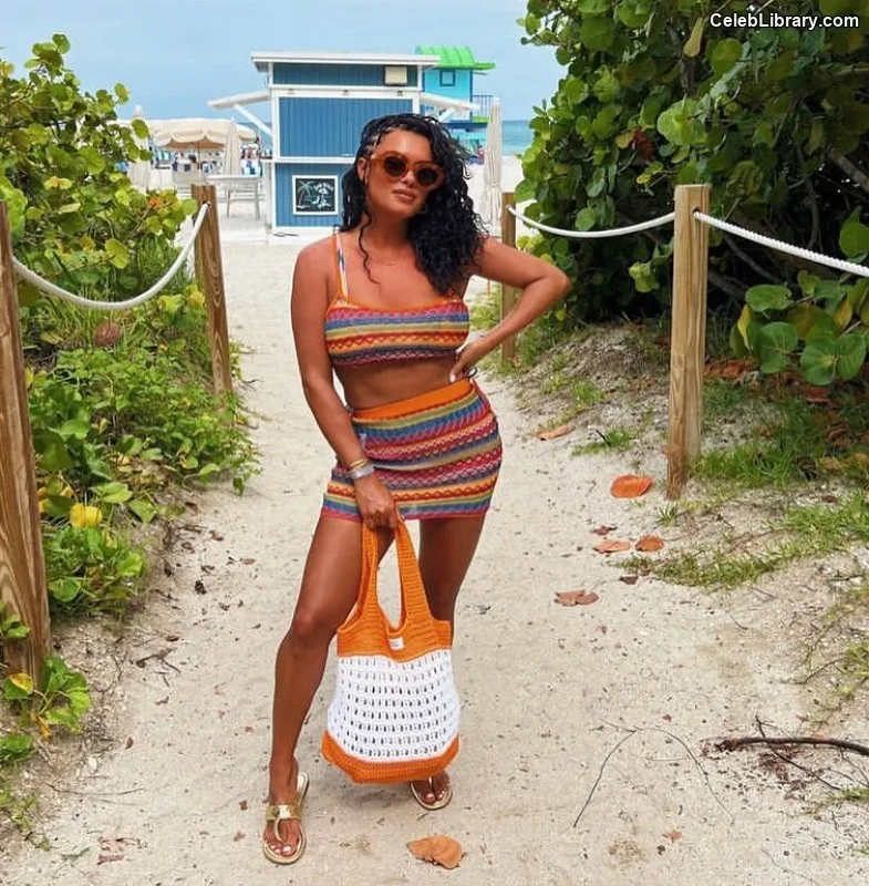 Joy Taylor photo 2 of 1109