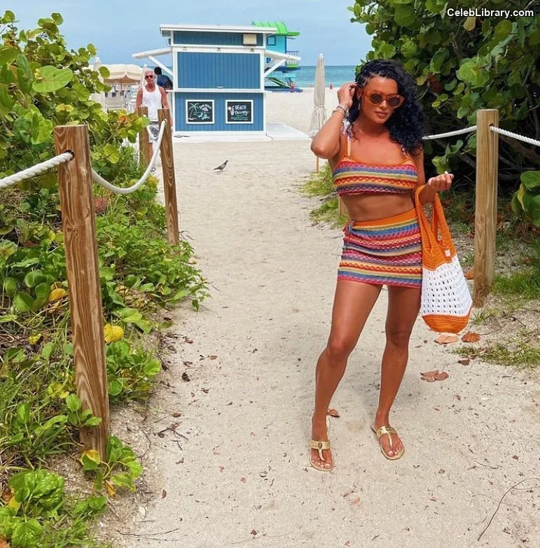 Joy Taylor photo 4 of 1109