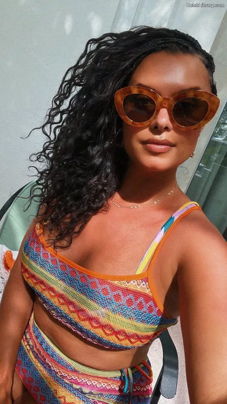 Joy Taylor photo 5 of 1109