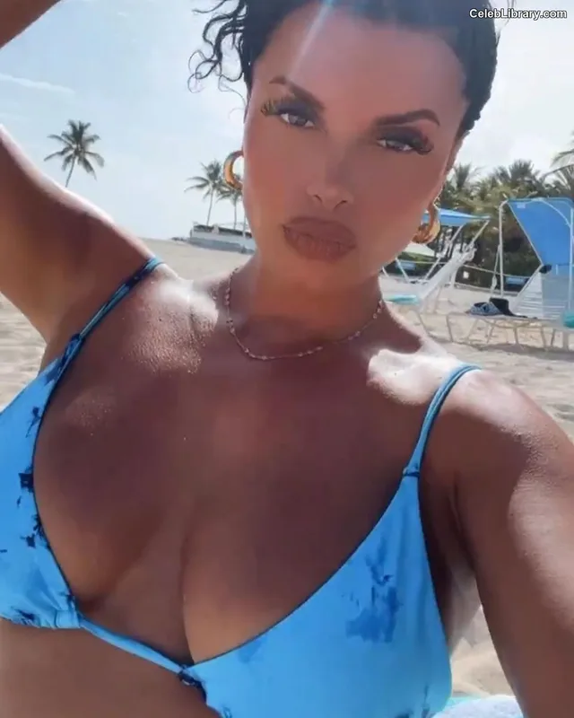 Joy Taylor photo 10 of 1109