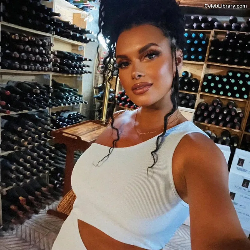Joy Taylor photo 13 of 1109