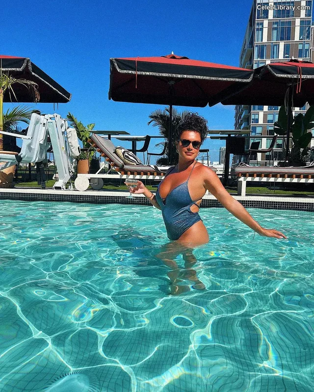 Joy Taylor photo 23 of 1109