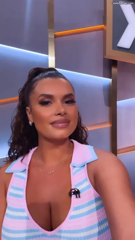 Joy Taylor photo 2 of 1109