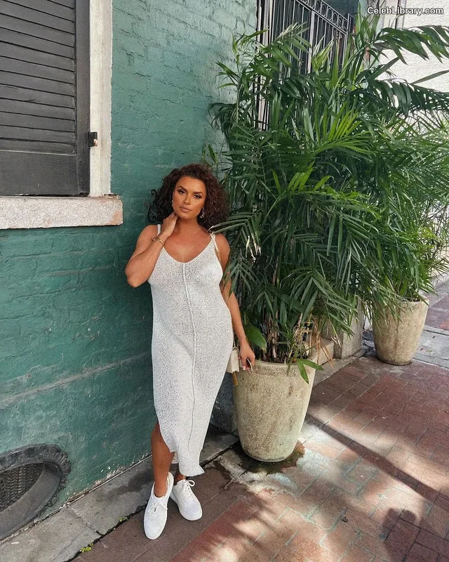 Joy Taylor photo 3 of 1109