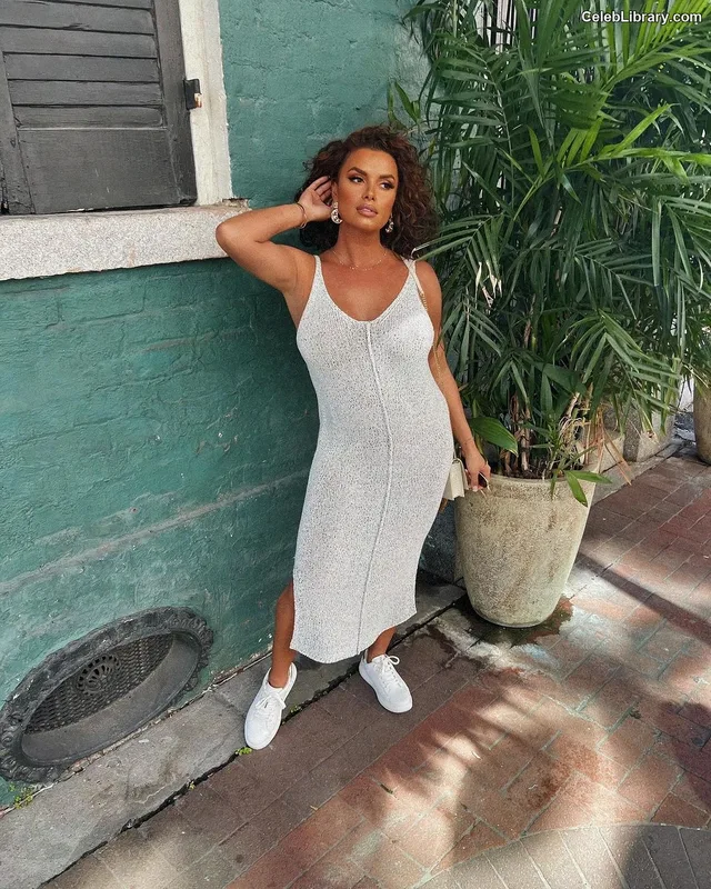 Joy Taylor photo 4 of 1109