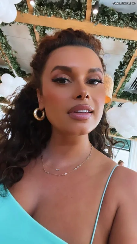 Joy Taylor photo 8 of 1109