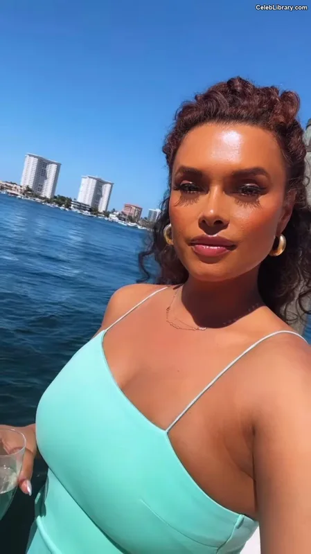 Joy Taylor photo 10 of 1109