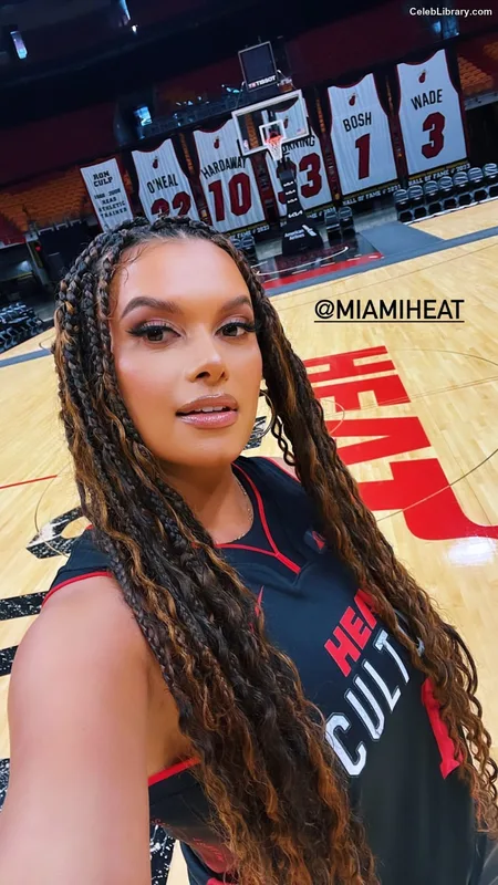 Joy Taylor photo 2 of 1109
