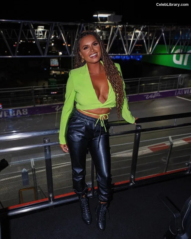 Joy Taylor photo 6 of 1109