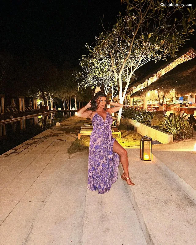 Joy Taylor photo 8 of 1109