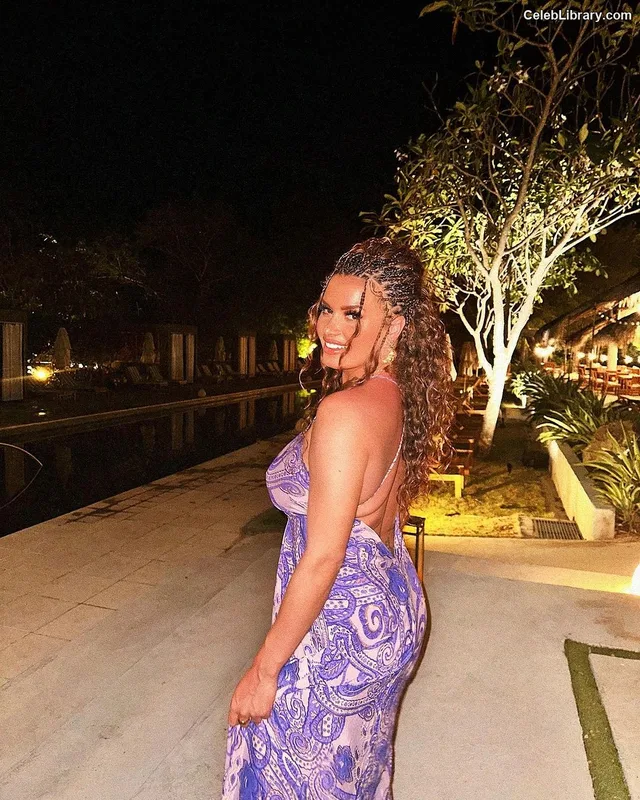 Joy Taylor photo 10 of 1109