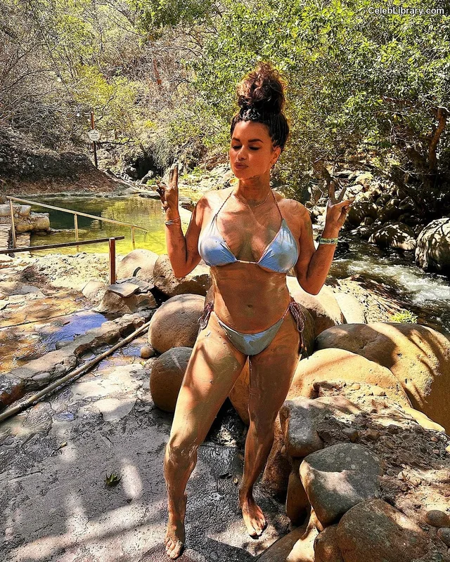 Joy Taylor photo 14 of 1109