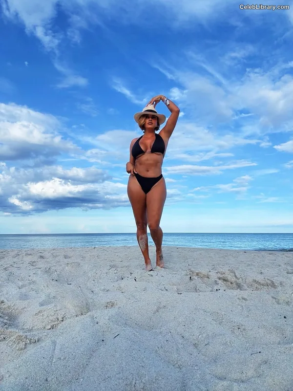 Joy Taylor photo 16 of 1109