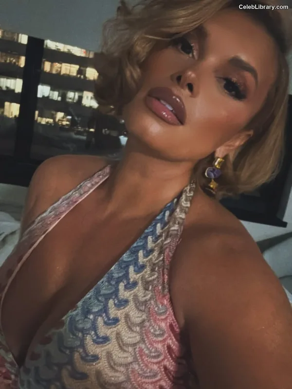 Joy Taylor photo 18 of 1109
