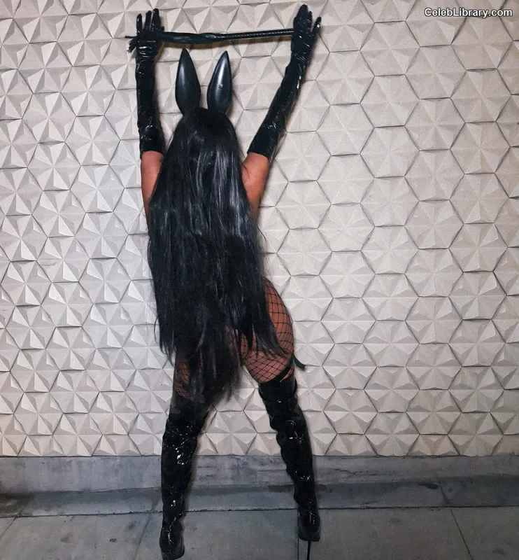 Joy Taylor photo 1 of 1109