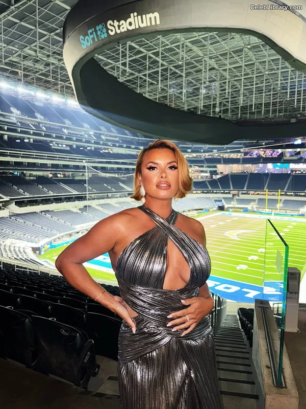 Joy Taylor photo 15 of 1109