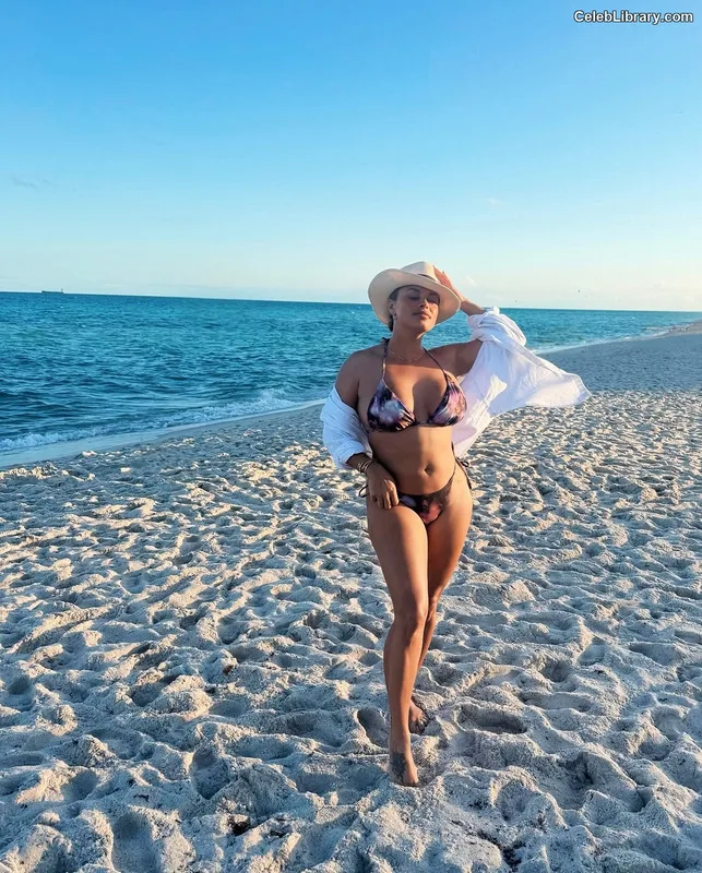 Joy Taylor photo 19 of 1109