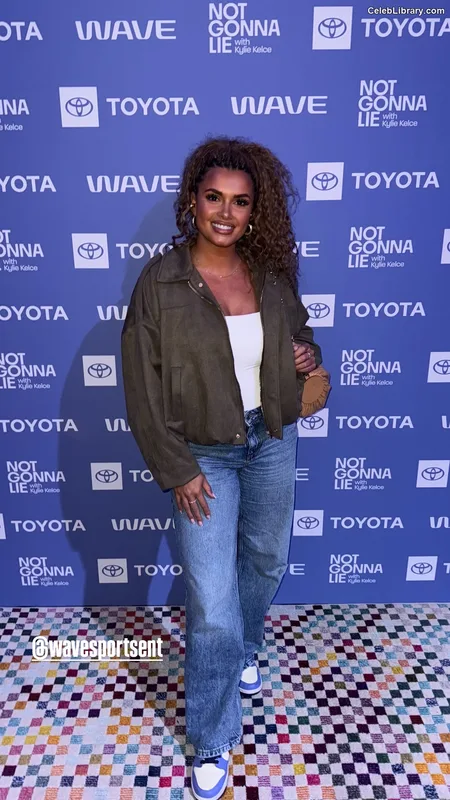 Joy Taylor photo 15 of 1109