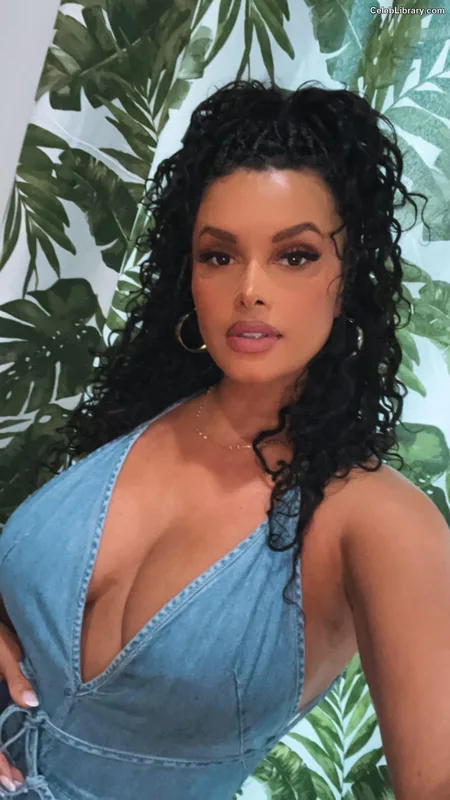 Joy Taylor photo 11 of 1109