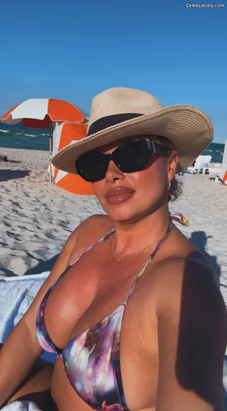 Joy Taylor photo 2 of 1109