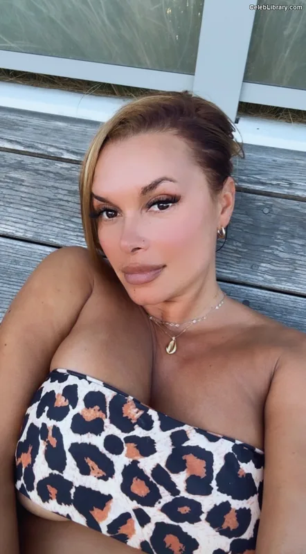 Joy Taylor photo 11 of 1109