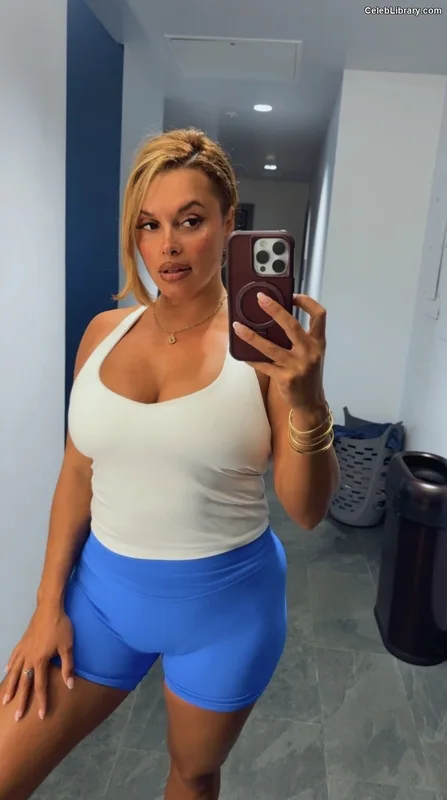Joy Taylor photo 19 of 1109