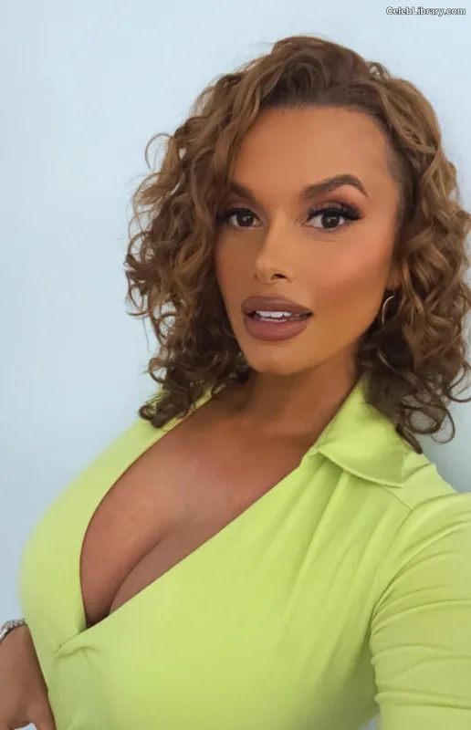 Joy Taylor photo 21 of 1109