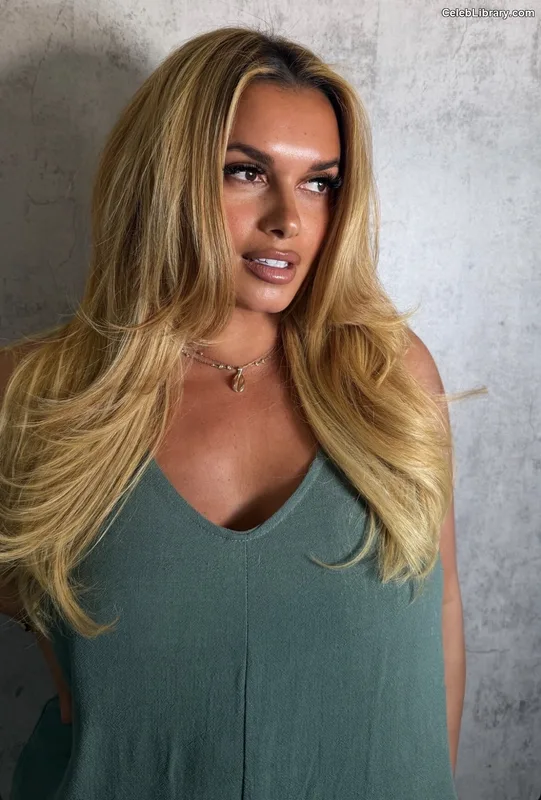 Joy Taylor photo 3 of 1109