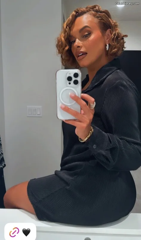 Joy Taylor photo 23 of 1109