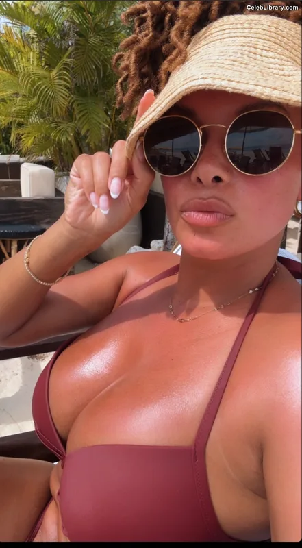Joy Taylor photo 24 of 1109