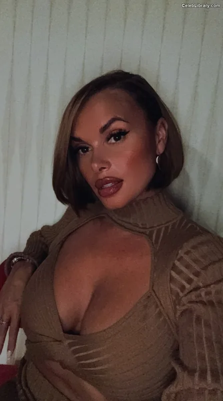 Joy Taylor photo 6 of 1109