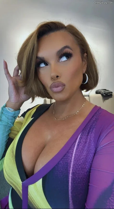 Joy Taylor photo 13 of 1109