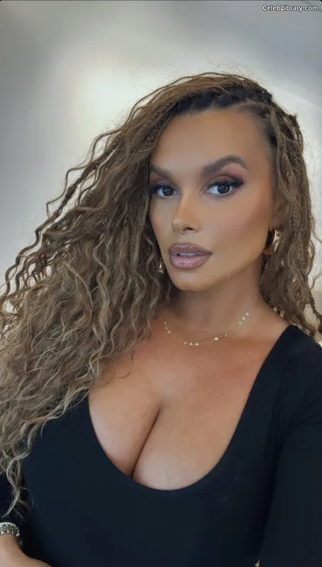 Joy Taylor photo 17 of 1109