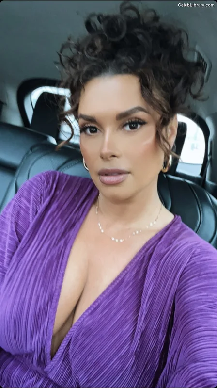 Joy Taylor photo 14 of 1109