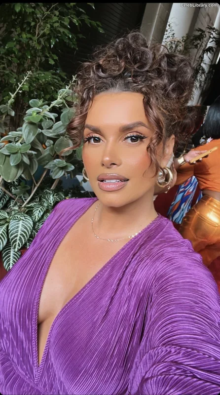 Joy Taylor photo 15 of 1109