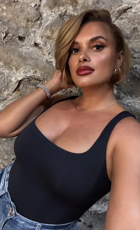 Joy Taylor photo 19 of 1109