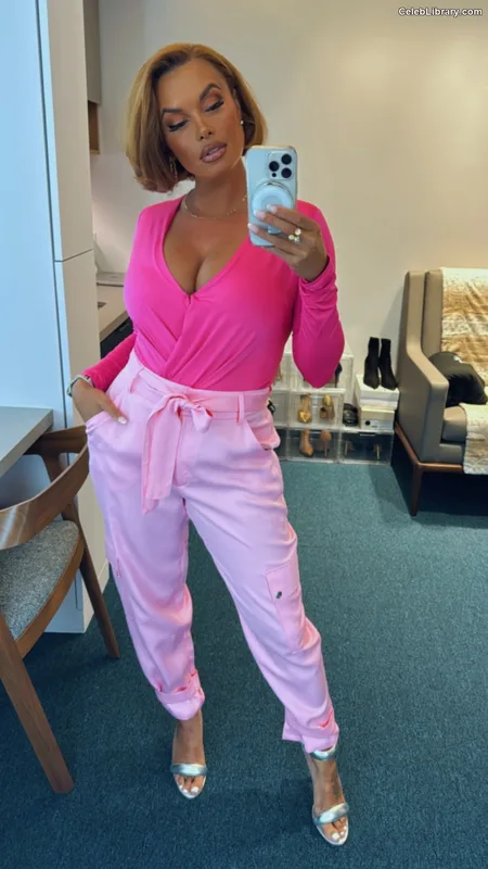 Joy Taylor photo 6 of 1109