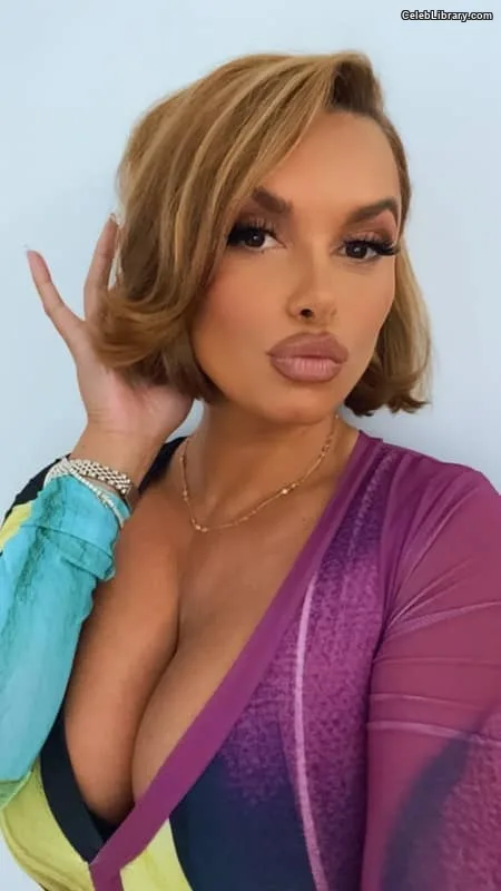 Joy Taylor photo 10 of 1109