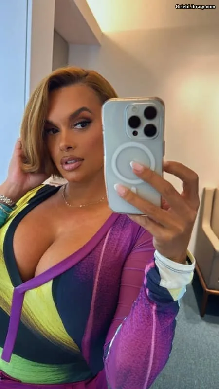 Joy Taylor photo 12 of 1109