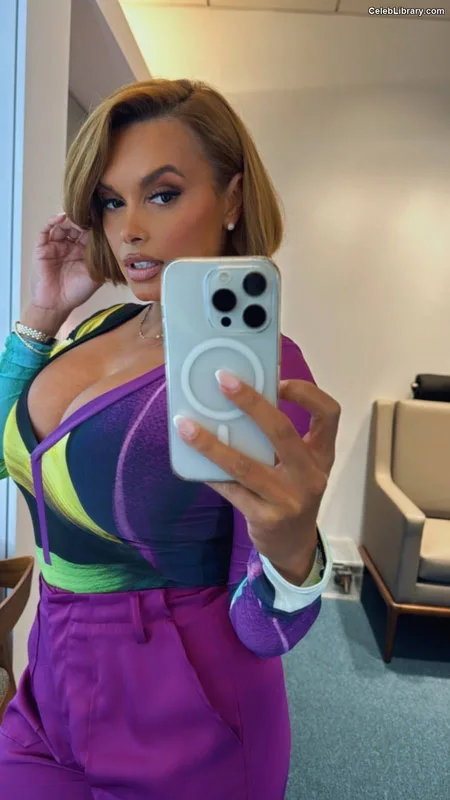 Joy Taylor photo 14 of 1109