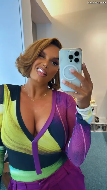 Joy Taylor photo 13 of 1109