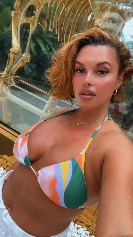 Joy Taylor photo 19 of 1109