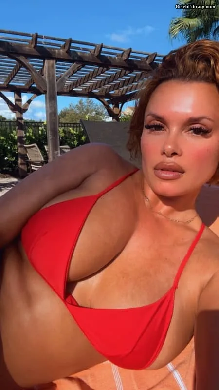 Joy Taylor photo 13 of 1109