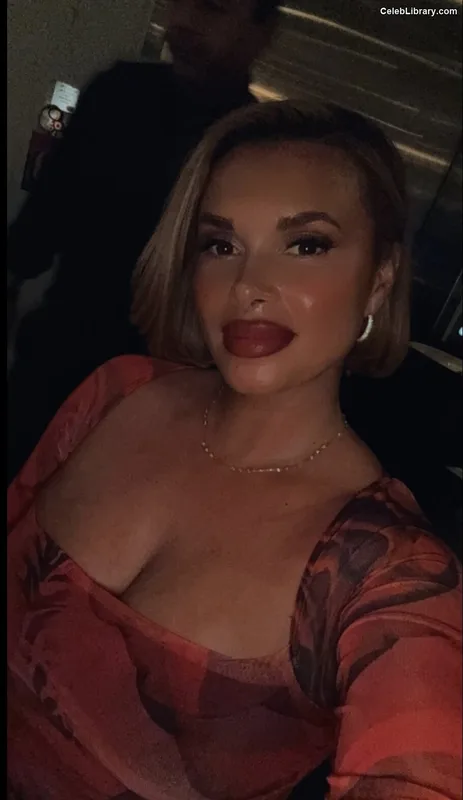 Joy Taylor photo 17 of 1109