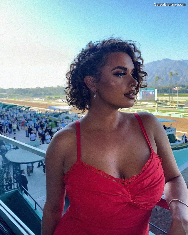 Joy Taylor photo 3 of 1109
