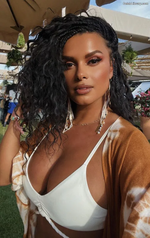 Joy Taylor photo 4 of 1109