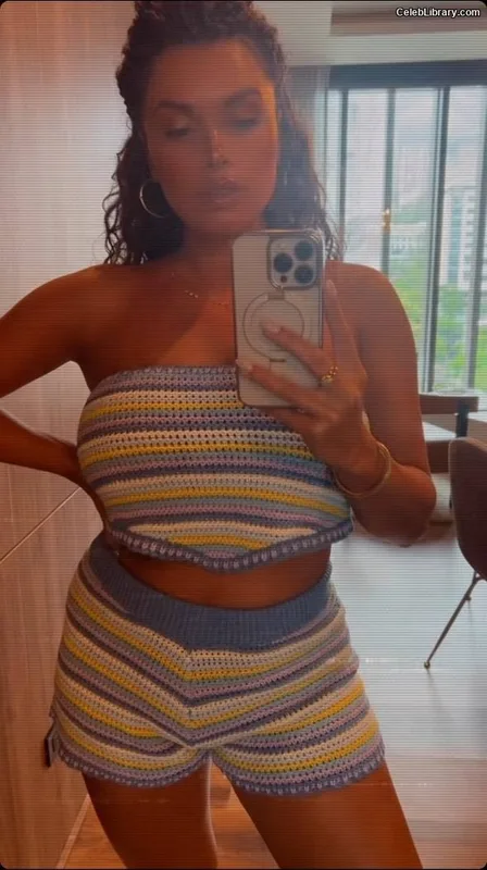 Joy Taylor photo 5 of 1109