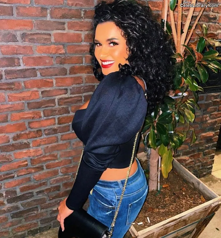 Joy Taylor photo 15 of 1109